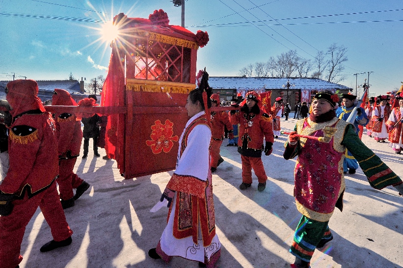 12月29日,吉林市龙潭区乌拉街镇韩屯村在展示满族婚俗.