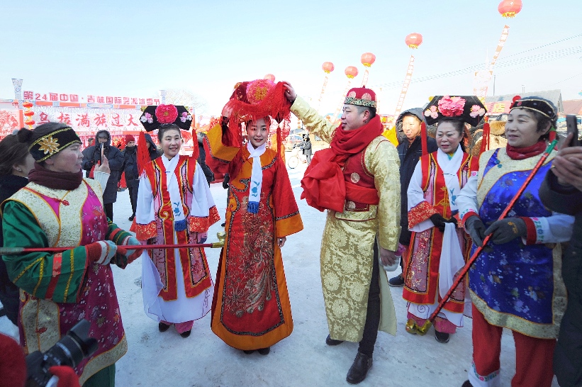 12月29日,在吉林市龙潭区乌拉街镇韩屯村,当地参加婚俗表演的满族村民