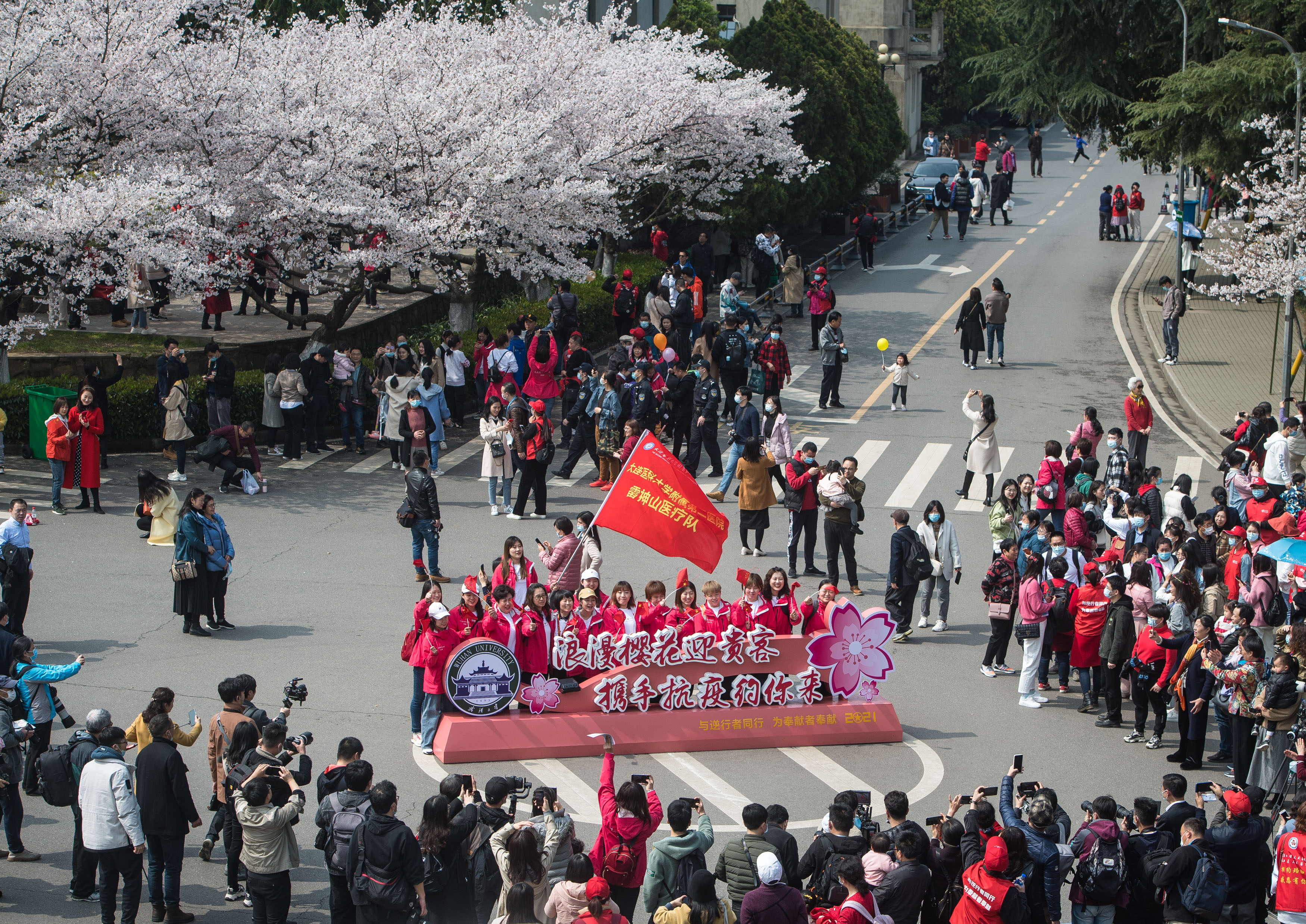 武汉大学邀请抗疫英雄赏樱